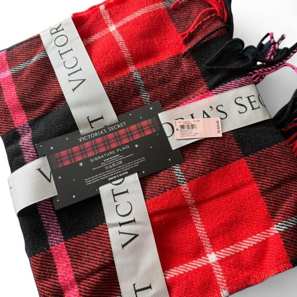 Victoria's Secret Winter Angel signature plaid scarf - new with tags. - Picture 2 of 6